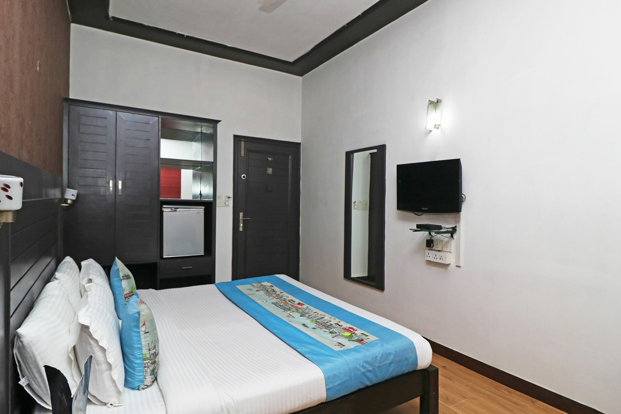 Hotel Chalet Нью-Дели Экстерьер фото