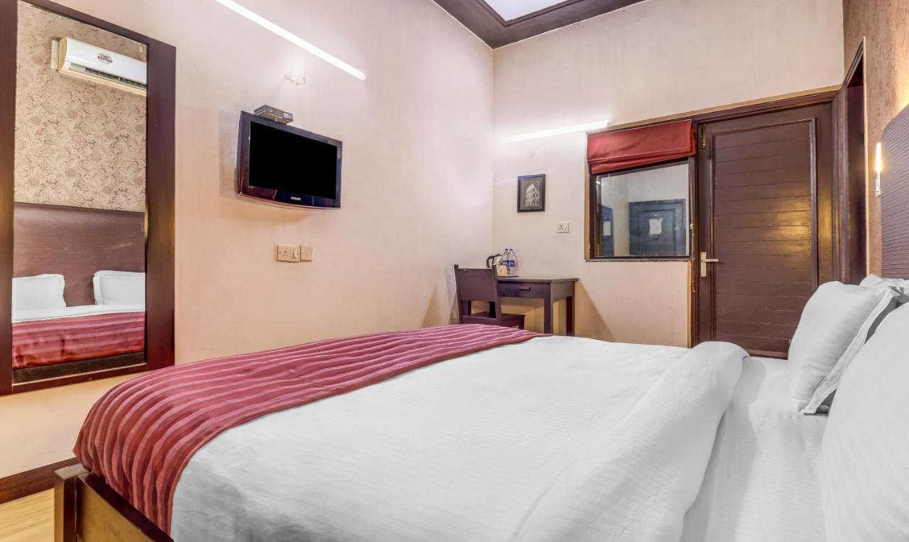 Hotel Chalet Нью-Дели Экстерьер фото